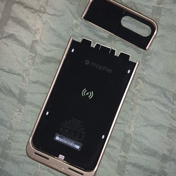 Morphie Charging Phone Case - Picture 3 of 5